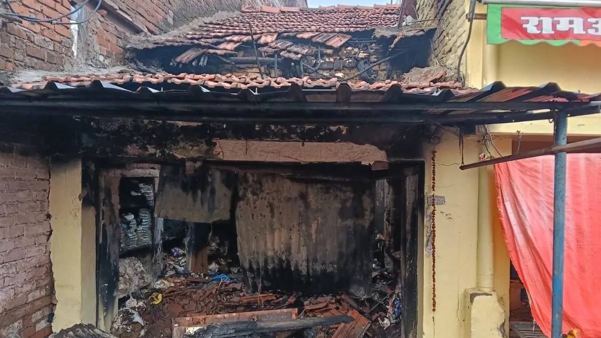 चित्रकूट में किराना दुकान में लगी आग, छत के रास्ते फायरकर्मियों ने परिवार को सुरक्षित निकाला