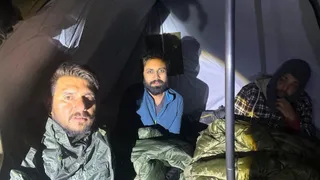 ज्योतिर्मठ के क्वारी पास ट्रेक पर फुलारा कैंप में मौजूद दिल्ली का पर्यटक शिवम गुप्ता (बीच में)। साभार-वन विभाग