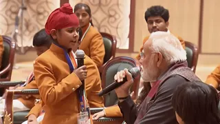 श्रवण सिंह से बातचीत करते हुए पीएम मोदी (सोशल मीडिया फोटो)