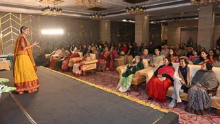 प्रयागराज में प्रभा खेतान फाउंडेशन के ‘सुर और साज’ कार्यक्रम में द्रोपदी की भूमिका में अंजना चंदक व मौजूद दर्शक। जागरण