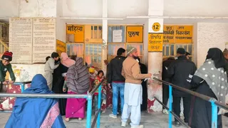 जिला अस्पताल में दवा लेने के लिए लाइन में लगे लोग