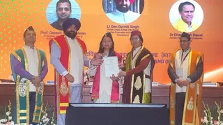 दून विश्वविद्यालय के छठे दीक्षा समारोह में छात्रा को उपाधि प्रदान करते राज्यपाल लेफ्टिनेंट जनरल गुरमीत सिंह (सेनि)।