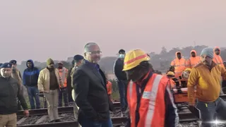 रेलवे प्रशासन ने मरम्मती कार्यों में पूरी ताकत झोंक दी। फोटो जागरण