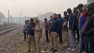 ट्रैक के पास जांच में जुटी पुलिस। जागरण