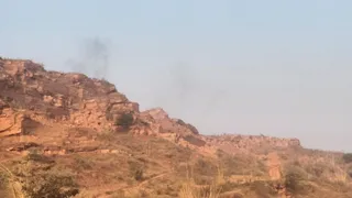 पहाड़ पर डायनामाइट लगाकर विस्फोट करने से उड़ता धुआं। जागरण