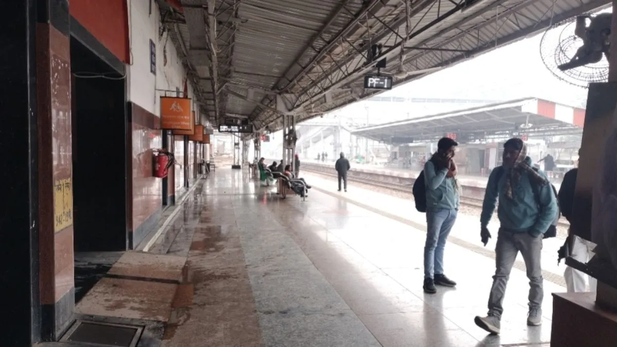 फतेहपुर में घने कोहरे के कारण महानंदा और नार्थईस्ट ट्रेनें रद, कई ट्रेनें रहीं विलंब
