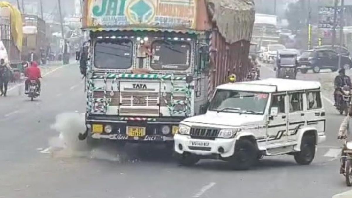 नैनीताल हाईवे पर बोलेरो पर पलटा ट्रक, पिचक गई कार; एसडीओ के चालक की मौत - rampur accident truck overturned on a bolero killing the sdo driver