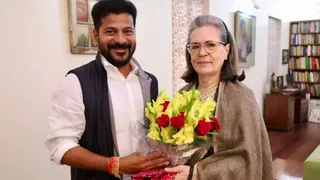 कांग्रेस नेता सोनिया गांधी के साथ तेलंगाना के मुख्यमंत्री रेवंत रेड्डी। फाइल फोटो