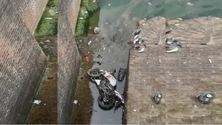 गेहरा नदी में गिरी बाइक