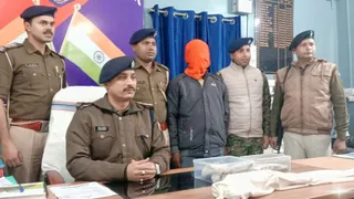 आरोपी के साथ बक्सर पुलिस। फोटो जागरण