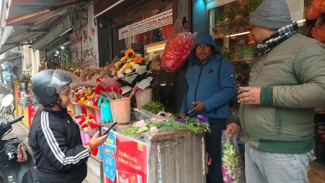 नए साल के स्वागत को महका मुरादाबाद: फूलों के साथ 'चॉकलेट-परफ्यूम बुके' और 'हेल्दी फ्रूट केक' की मची धूम
