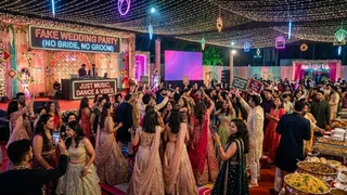 Fake Wedding: न दूल्हा, न दुल्हन, सिर्फ जश्न और नाच-गाना (Image Source: AI-Generated)