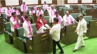 विधानसभा में केसीआर से हाथ मिलाते सीएम रेड्डी।