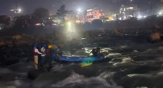 भुंतर के समीप नदी में राफ्टिंग हादसा टला (फोटो: जागरण)