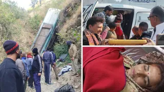 रामनगर जा रही केएमओयू लिमिटेड की यात्री बस अनियंत्रित होकर खाई में गिरने से 17 लोग घायल हो गए।