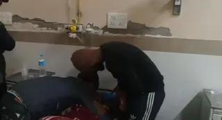 मृतक के गले मिल रोते हुए परिजन।