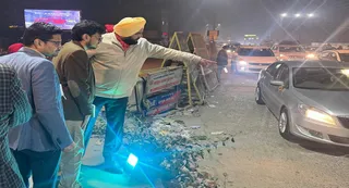 फ्लाईओवर का निरीक्षण करते हुए सांसद गुरजीत औजला।