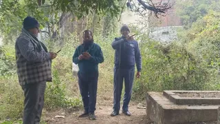 संभल में जामा मस्जिद के पास स्थित कब्रिस्तान की पैमाइश करती राजस्व विभाग की टीम। जागरण