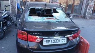 स्वजनों ने आक्रोश में आकर युवक की कार का शीशा भी तोड़ दिया। Jagran