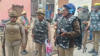 संभल में जामा मस्जिद के पास कब्रस्तिान की पैमाइश के दौरान मुस्तैद महिला पुलिस। जागरण