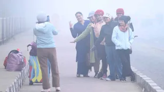बुधवार को सुबह 9:18 बजे अक्षरधाम के समीप दिल्ली मेरठ एक्सप्रेस वे पर बस के इंतजार के दौरान बढ़ी ठंड और घने कोहरे में सेल्फी लेते युवा। चंद्र प्रकाश मिश्र