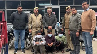 नोएडा से बाइक चोरी कर बदायूं में ऑनडिमांड बेचने वाले तीन शातिरों को सेक्टर 113 थाना पुलिस ने सेक्टर 123 से गिरप्तार किया है। सौ. पुलिस