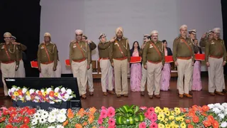 आदर्श आडिटोरियम में आयोजित पिपिंग सेरेमनी में सेवानिवृत्त पुलिसकर्मियों को पदोन्नति रैंक के बैज लगाते पुलिस आयुक्त सतीश गोलचा। दिल्ली पुलिस