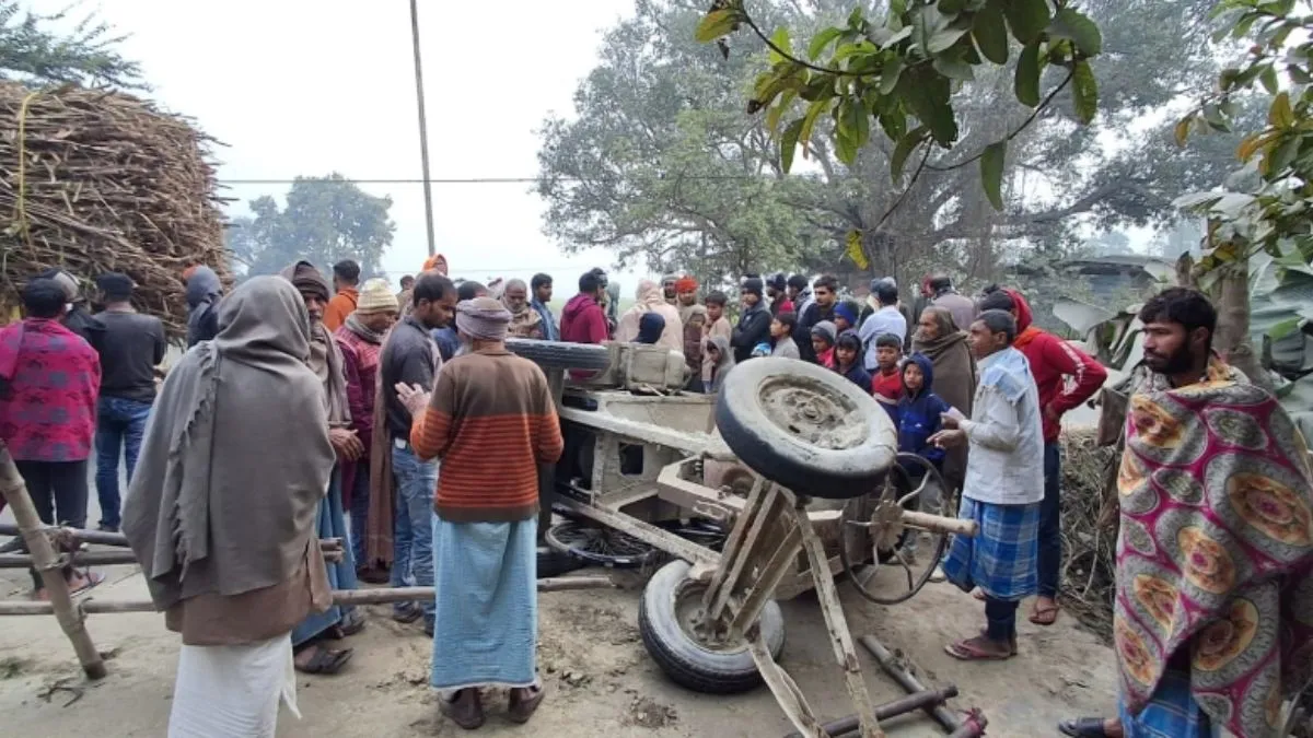 बेगूसराय में मिक्सर मशीन की चपेट में आने से मासूम की मौत, भाई की हालत गंभीर; परिजनों ने सड़क जाम कर किया विरोध

