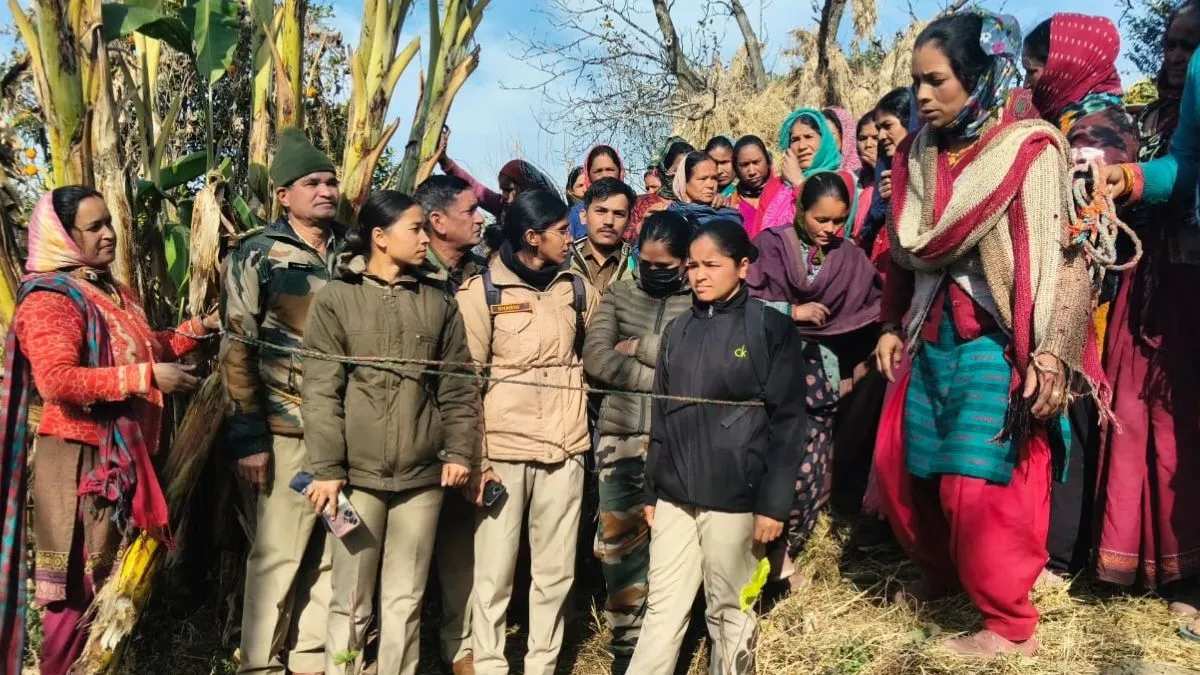 उत्तराखंड में वन्यजीव का आतंक : आक्रोशित महिलाओं ने वन कर्मियों को बांधा रस्सी से, दो घंटे आंगन में रखा खड़ा
