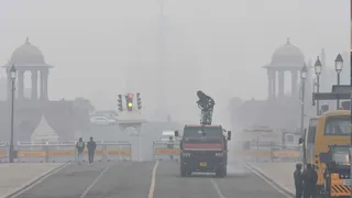 राष्ट्रपति भवन के पास छाया घना कोहरा और स्मॉग। फोटो- हरीश कुमार