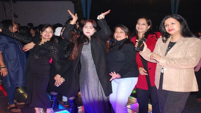 धनबाद क्लब में नए साल 2026 का शानदार जश्न, युवक-युवतियों ने जमकर किया डांस 
