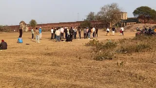 कैदियों के भागने में जेल प्रशासन की लापरवाही सामने आई है, तारों में विद्युत करंट नहीं दौड़ रहा था।
