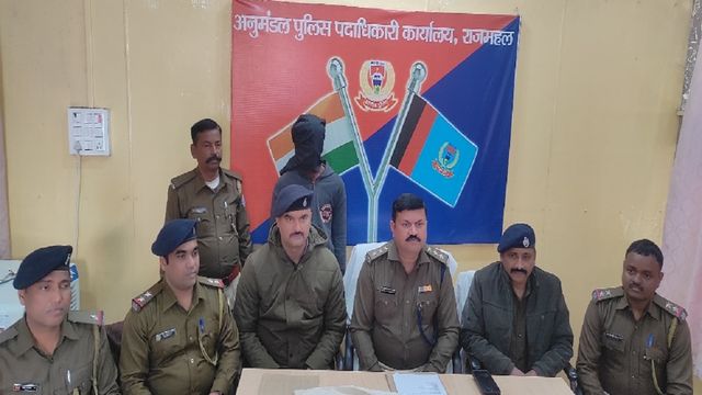 इरफान शेख ने आरी से गला काटकर की थी नाइट गार्ड कैला पहाड़िया की हत्या, साहिबगंज पुलिस के सामने कबूला जुर्म 
