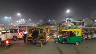 प्रयागराज संगम नोज पर वाहनों का प्रवेश आज बंद है, पार्किंग जोन निर्धारित किया गया है, बैरहना के निकट बांगड़ धर्मशाला के पास लगा वाहनों का जाम। जागरण