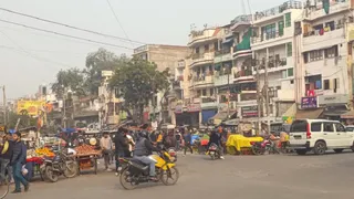 Prayagraj Weather Forecast : संगम नगरी में गुरुवार को धूप खिली तो सड़कों पर चहल-पहल बढ़ गई है, हालांकि गलन बरकरार है। जागरण