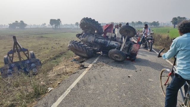 नववर्ष की खुशियां मातम में बदलीं: वजीरगंज में ट्रैक्टर पलटने से किशोर की मौत, नौ युवक घायल