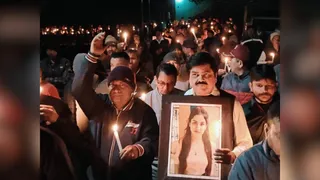 पौड़ी के पैठाणी में आयोजित संकल्प कैंडल मार्च में शामिल कांग्रेस प्रदेश अध्यक्ष गणेश गोदियाल व क्षेत्र की जनता। जागरण