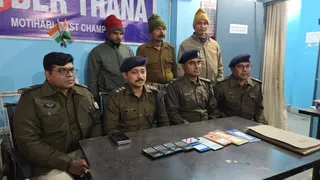 गिरफ्तार बदमाशों के बारे में जानकारी देते साइबर थाना के डीएसपी अभिनव परासर (साथ में) पुलिस की टीम, गिरफ्तार बदमाश व जब्त सामान। जागरण