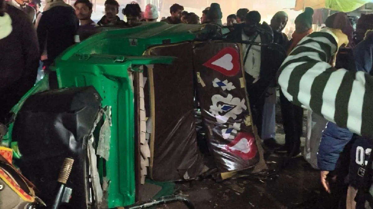 हमीरपुर में डंपर और ऑटो की भीषण टक्कर, चालक की मौत