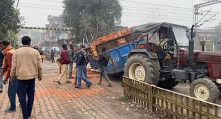 रेलवे फाटक के बीचों बीच पलटी ट्राली।