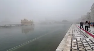 अमृतसर में सुबह के समय हल्की धुंध में घिरा श्री हरिमंदिर साहिब।