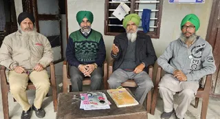 भारतीय किसान यूनियन (लखोवाल) के नेता मार्च की जानकारी देते हुए।