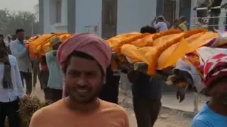 दोनों भाइयों की अर्थी एक साथ ले जाते लोग। जागरण