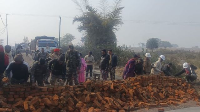 हजारीबाग में योगेन्द्र साव ने रातोंरात सड़क पर खड़ी की दीवार, प्रशासन ने किया ध्वस्त; शुरू कराया परिचालन

