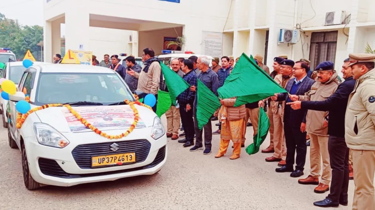 हापुड़ में सड़क सुरभा माह का शुभारंभ, जीरो फेटेलिटी लक्ष्य के साथ यातायात नियमों की सख्ती

