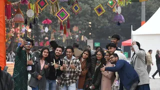 शब्दोत्सव कार्यक्रम में सेल्फी लेते युवा।