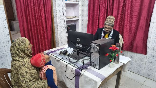 पीएचसी में दवा की कमी, खोज में इधर-उधर भटकते मरीज; एक्स-रे-अल्ट्रासाउंड बाहर कराने को मजबूर
