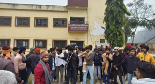 बीडीओ ने थानाध्यक्ष के साथ आक्रोशित लोगों को कराया शांत। जागरण