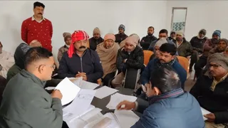 वोटर लिस्ट में गड़बड़ी की जांच करने पहुंचे एडिया पंचायत अधिकारी।