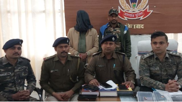 Jharkhand Crime: सात वर्षों से फर्जी आइएएस अधिकारी बनकर घूम रहा था राजेश, हुसैनाबाद पुलिस ने दबोचा
